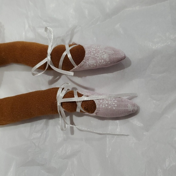 Pretty‎ brown skin Ballerina doll in pink white chiffon pearl trim dress - Picture 5 of 14